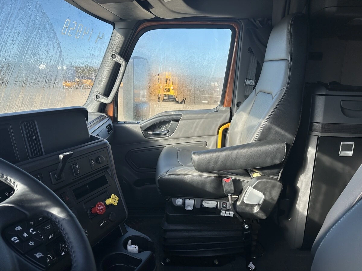 2027 International LT — photo 6