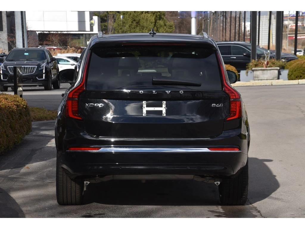 2026 Volvo - image 5