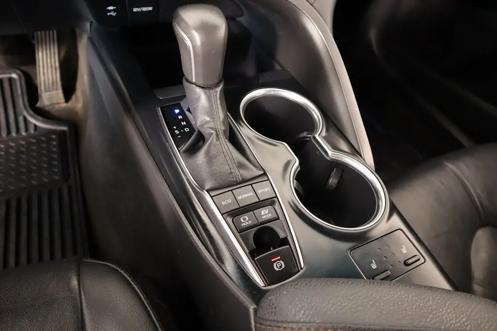 2019 Toyota Camry Hybrid LE photo 8