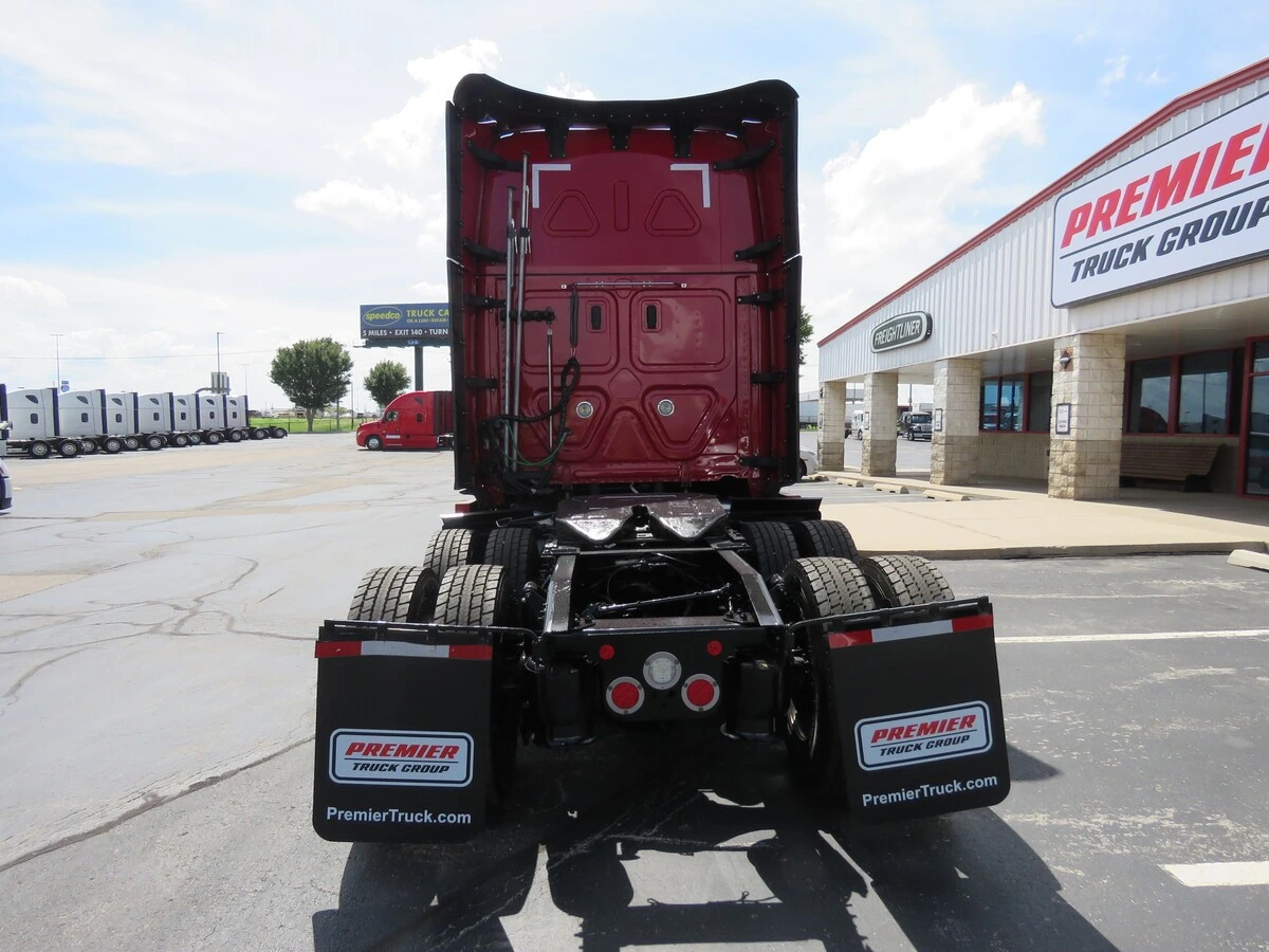 2023 Freightliner Cascadia — photo 5