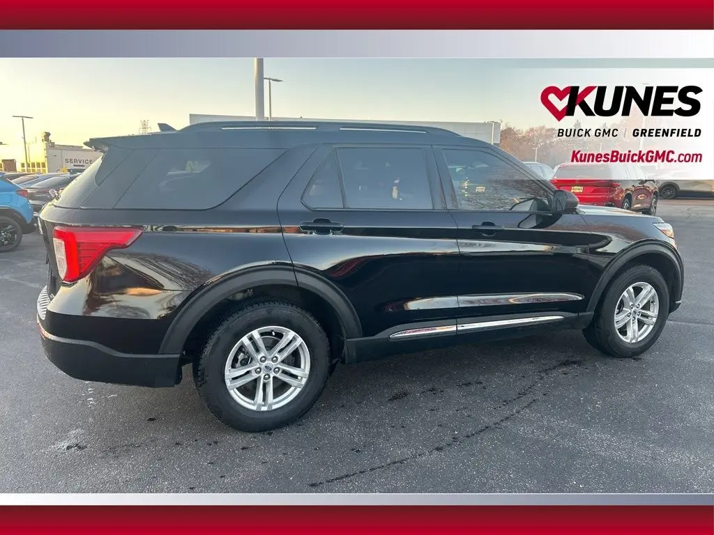 2023 Ford Explorer XLT photo 2