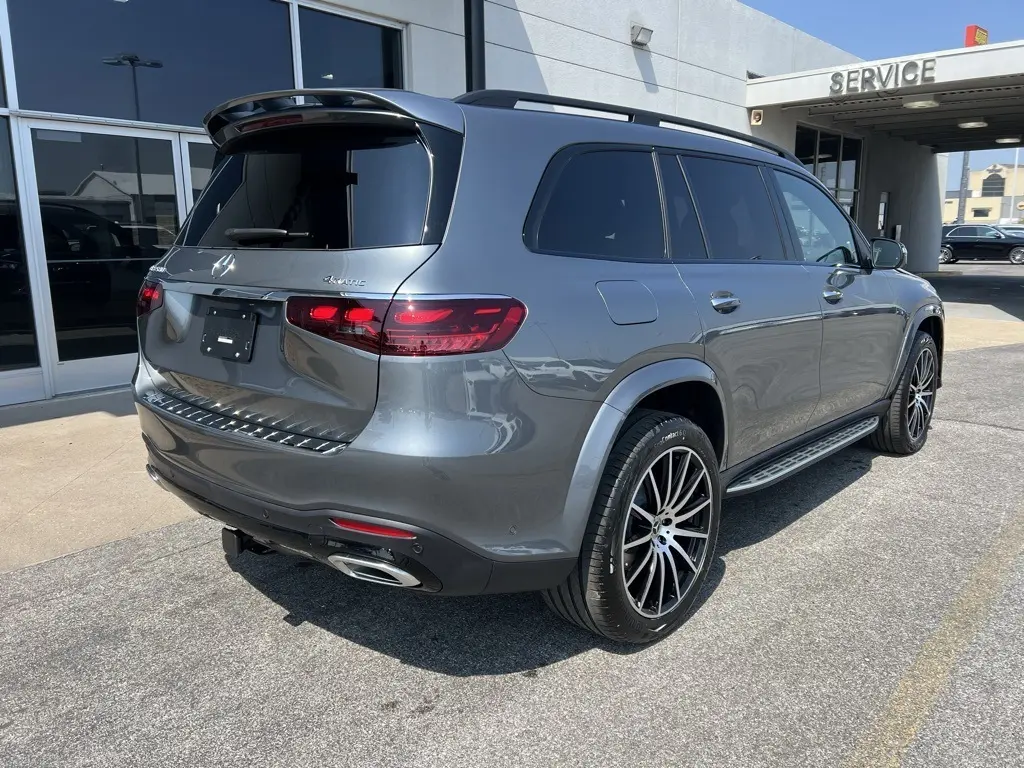2026 Mercedes Benz GLS 580 4MATIC photo 3