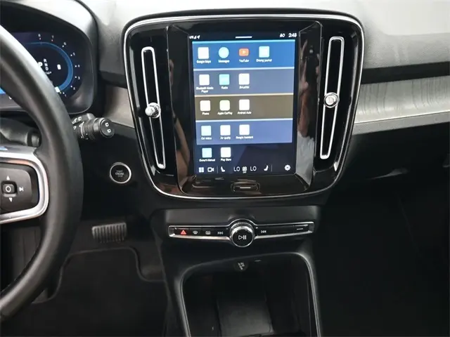 2024 Volvo XC40 Plus photo 18
