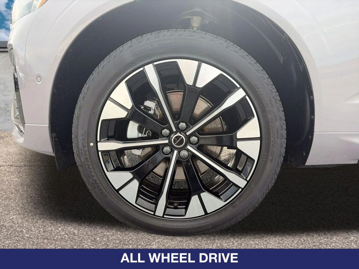 2026 Volvo - image 12