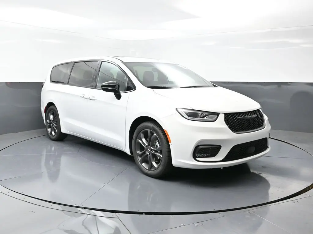 2026 Chrysler Pacifica photo 2