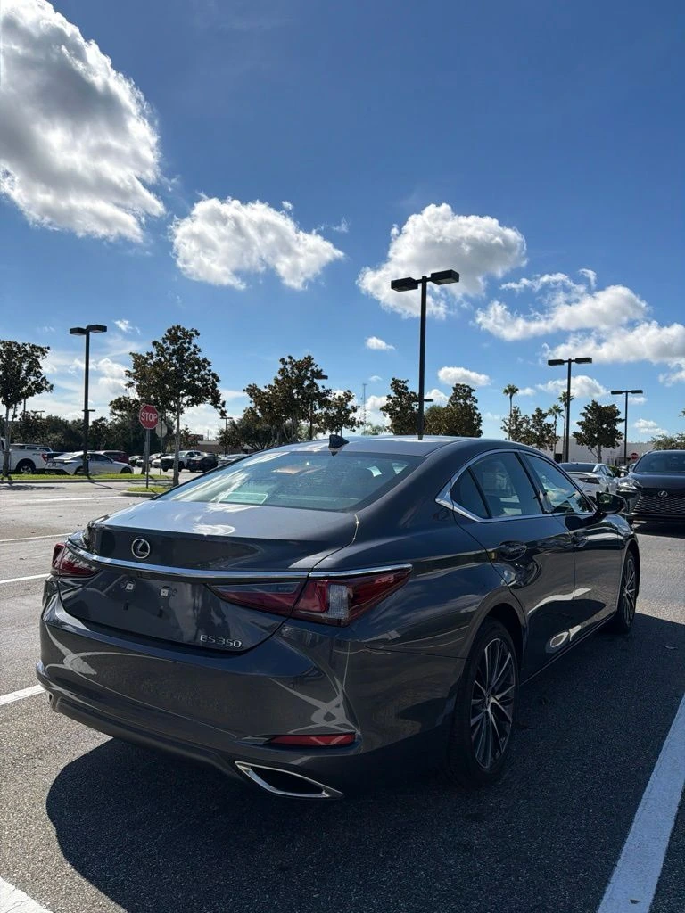 2025 Lexus ES 350 - Photo 11