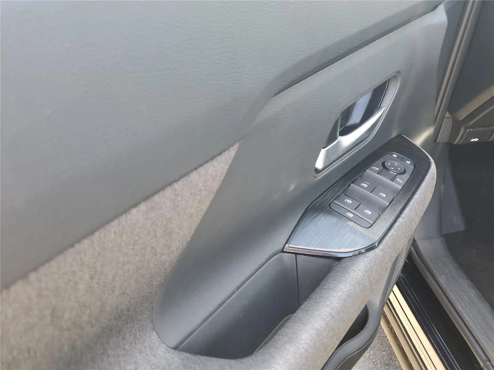 2025 Nissan Kicks SV photo 8
