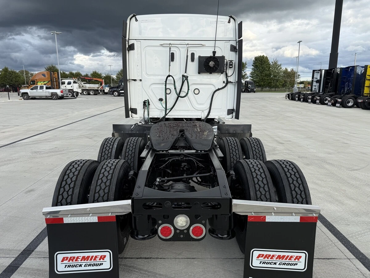 2023 Freightliner Cascadia — photo 6