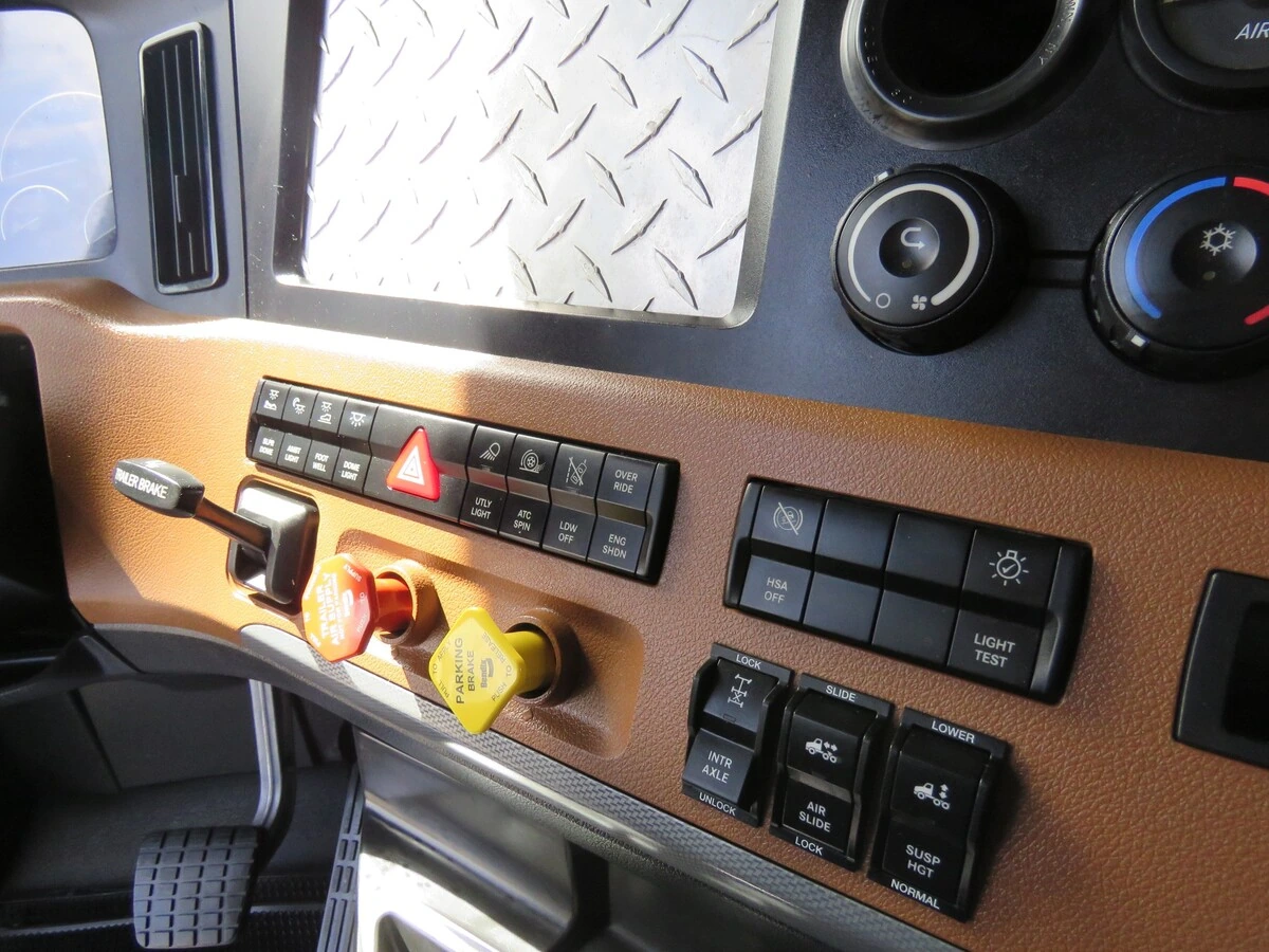 2022 Freightliner Cascadia - image 23