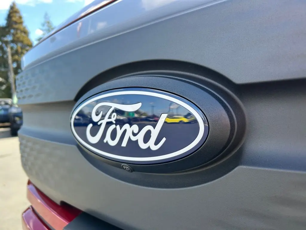 2025 Ford F-150 Lightning XLT photo 31