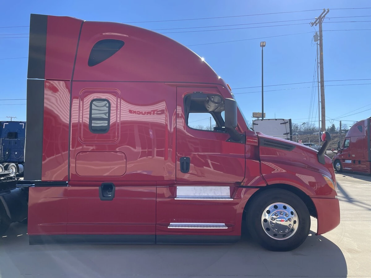 2021 Freightliner Cascadia - image 4