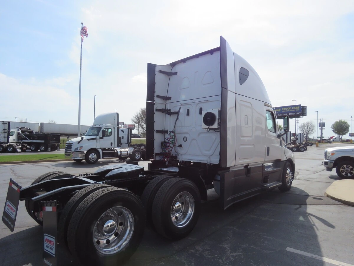 2023 Freightliner Cascadia - image 7