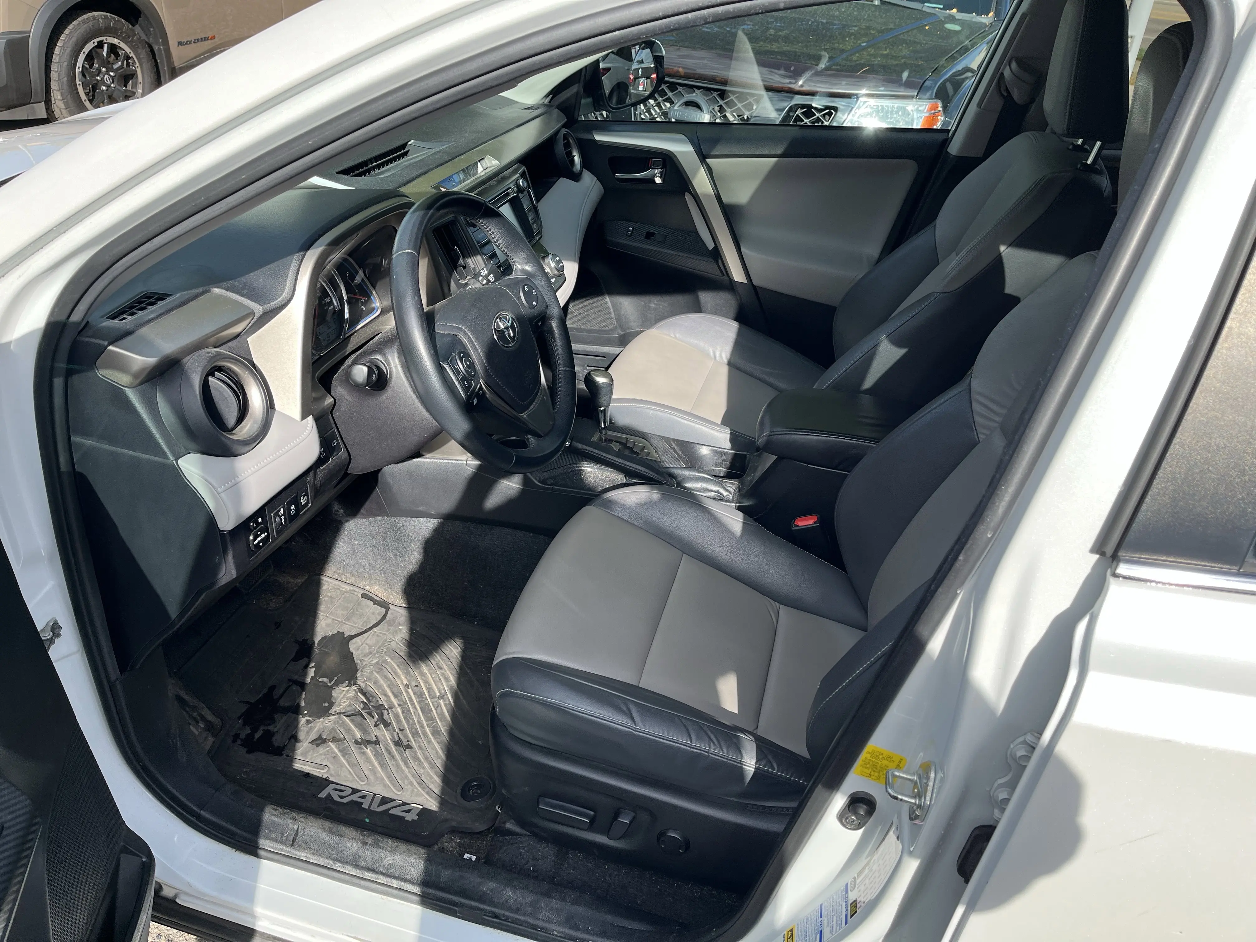 2015 Toyota RAV4 Limited photo 8