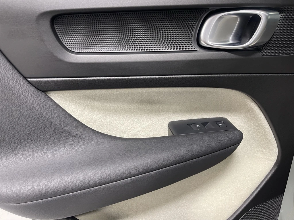 2025 Volvo - image 24