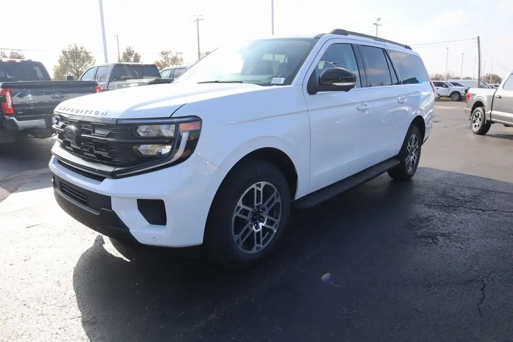 2025 Ford Expedition MAX photo 2