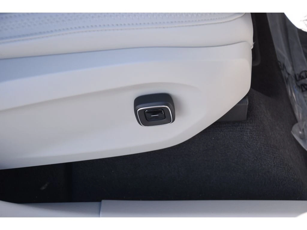 2025 Volvo - image 33