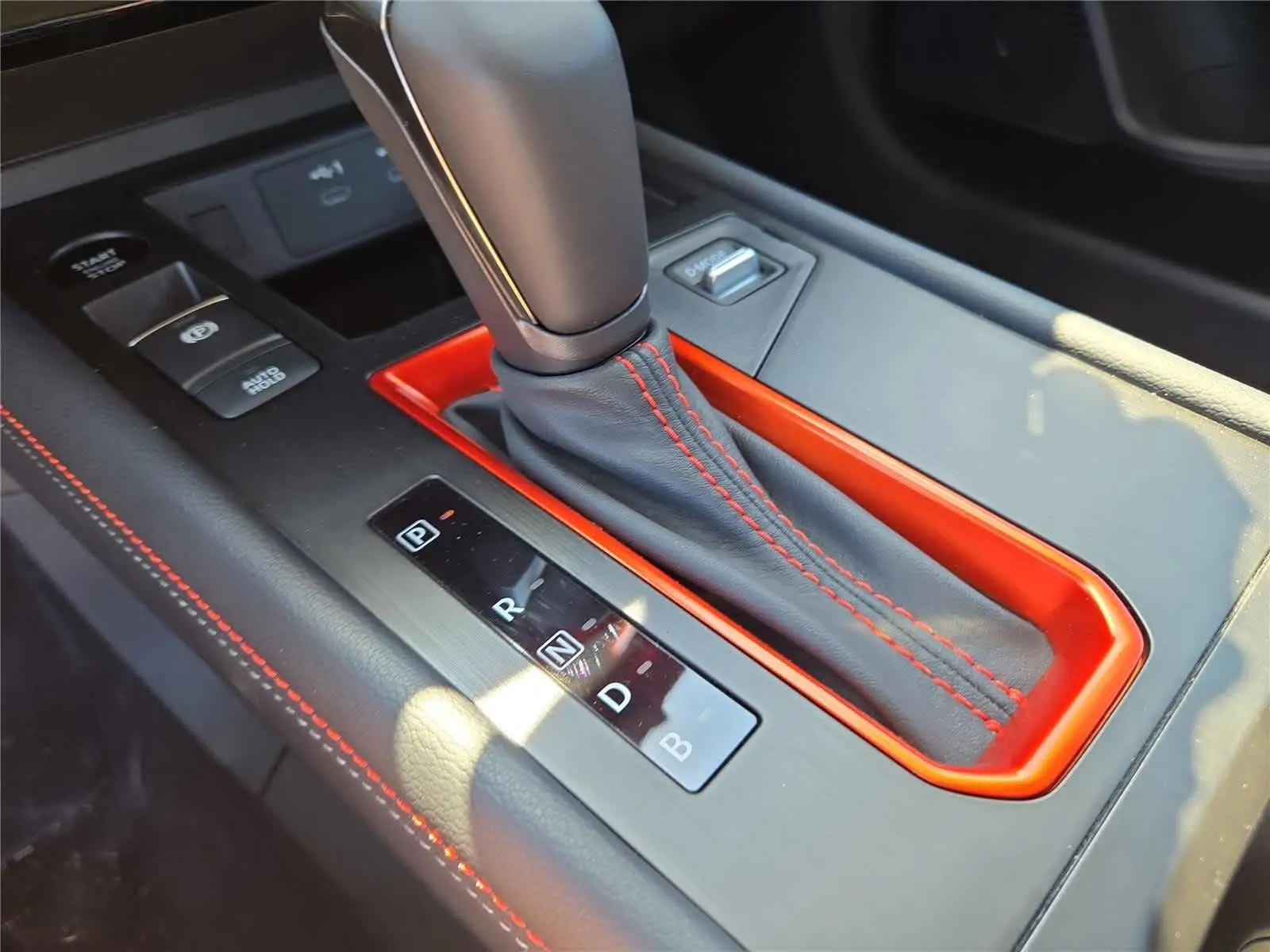 2025 Nissan Kicks SR photo 8
