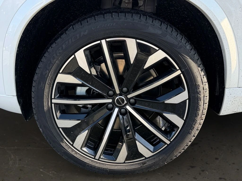 2026 Volvo - image 25