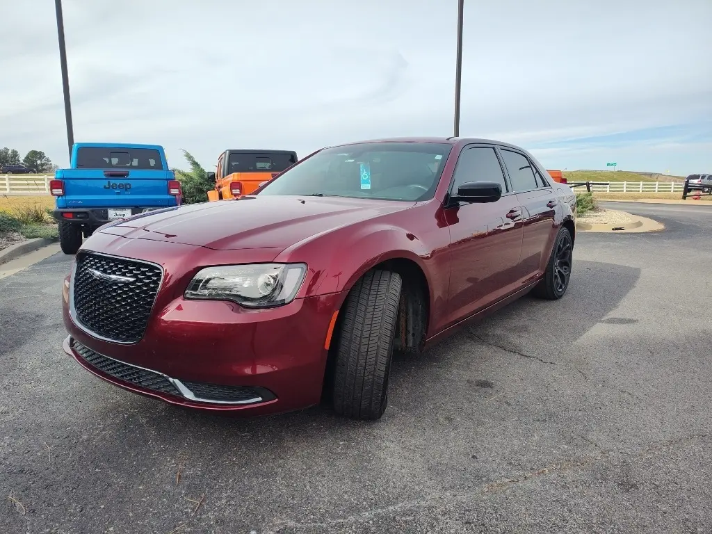 2019 Chrysler 300 Touring photo 3