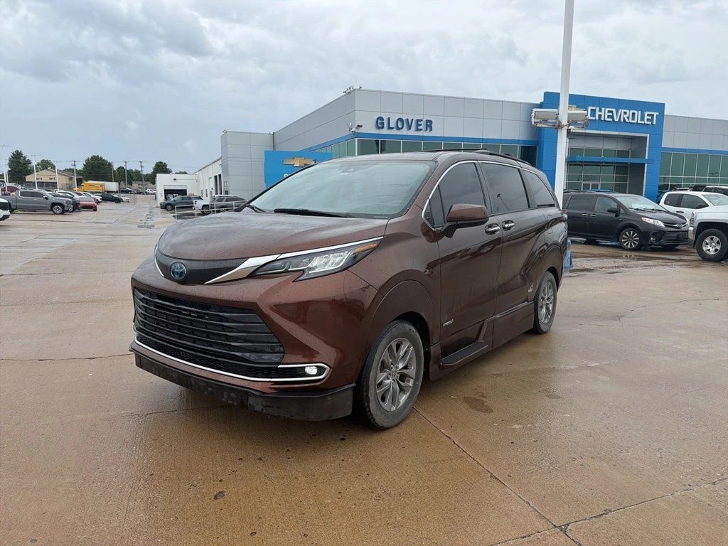 2021 Toyota Sienna XLE 8-Passenger Hybrid FWD's photo