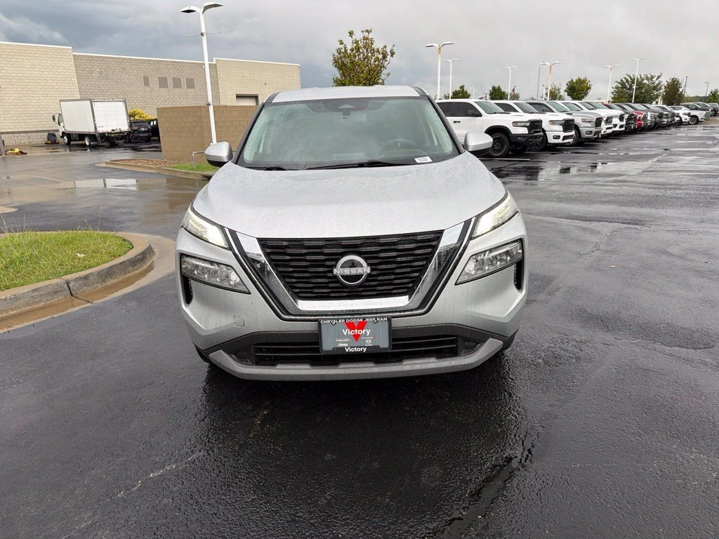 Used 2023 Nissan Rogue SV with VIN JN8BT3BA6PW427833 for sale in Kansas City