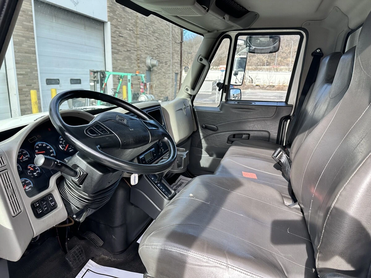 2016 International 4300 - image 10