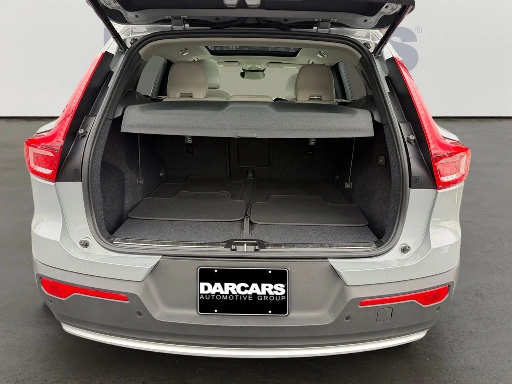 2025 Volvo - image 11