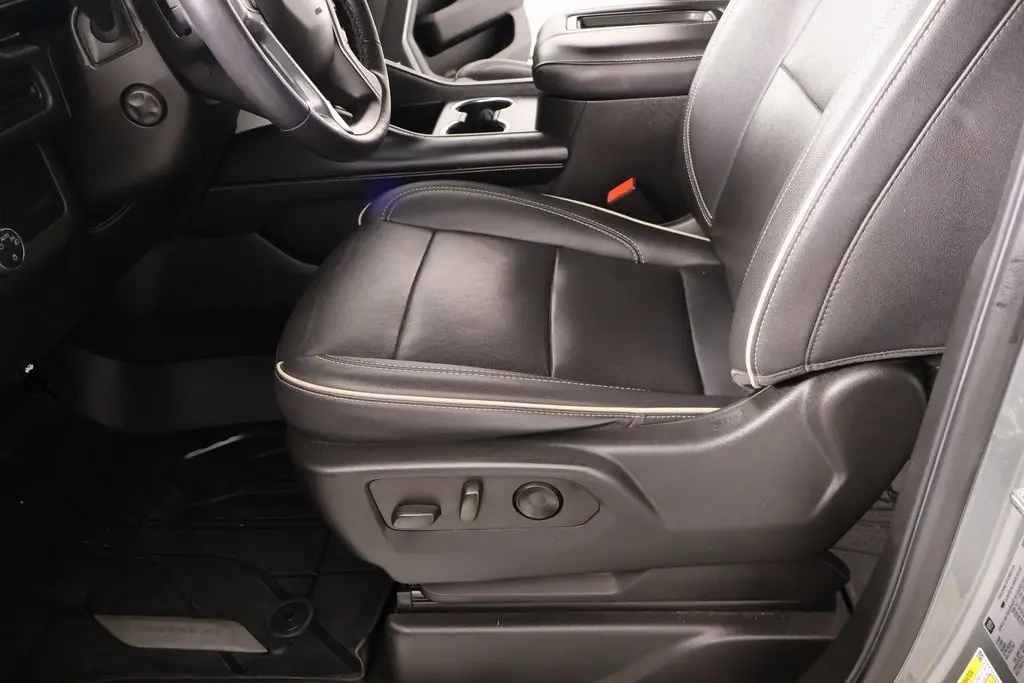 2022 Chevrolet Suburban Premier photo 3