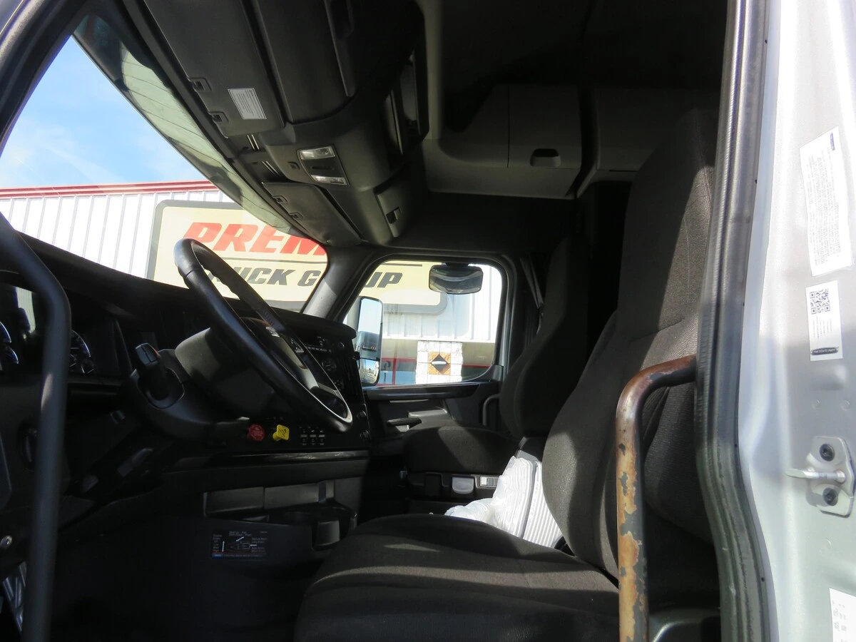 2023 Freightliner Cascadia - image 14