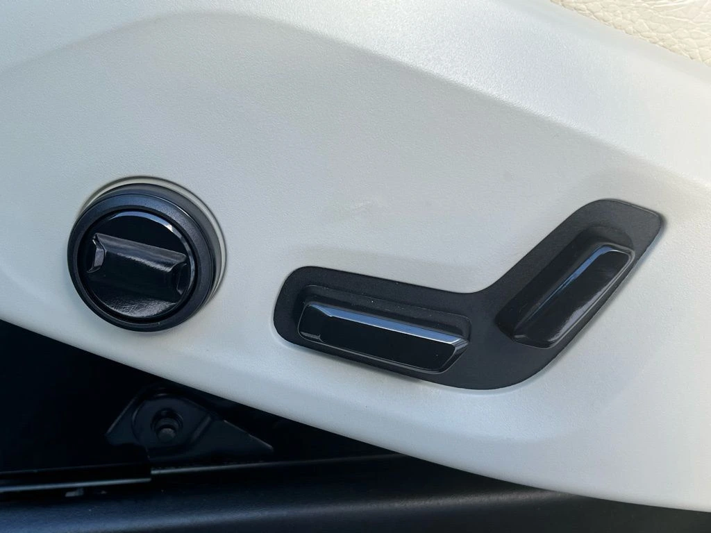 2025 Volvo - image 18