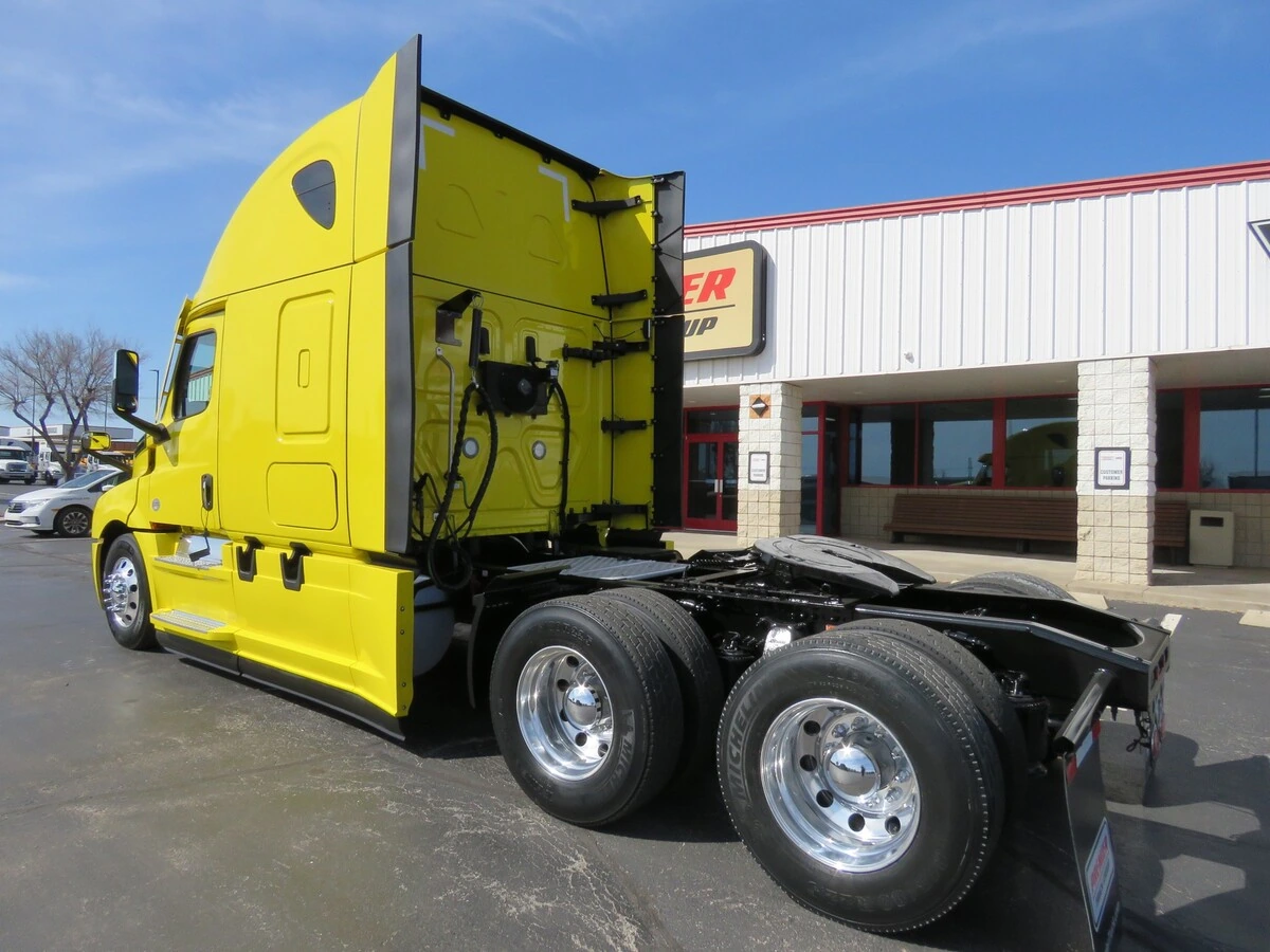 2022 Freightliner Cascadia - image 3
