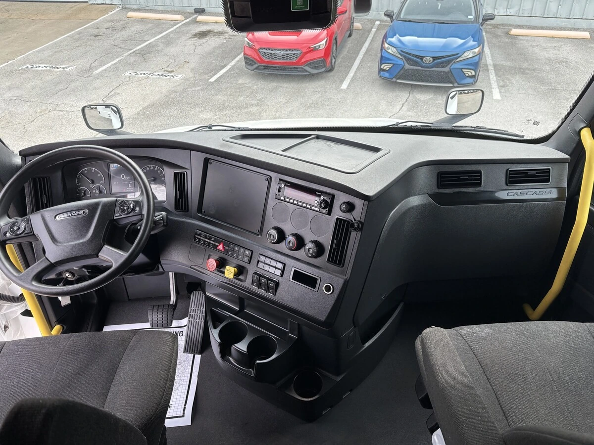 2025 Freightliner Cascadia - image 13
