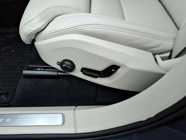 2026 Volvo - image 13
