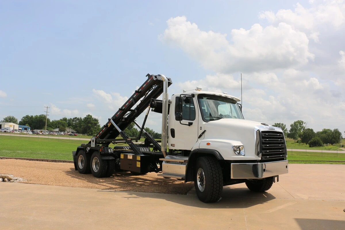 2027 Freightliner 114SD — photo 7