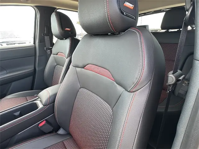 2026 Nissan Kicks SR photo 16
