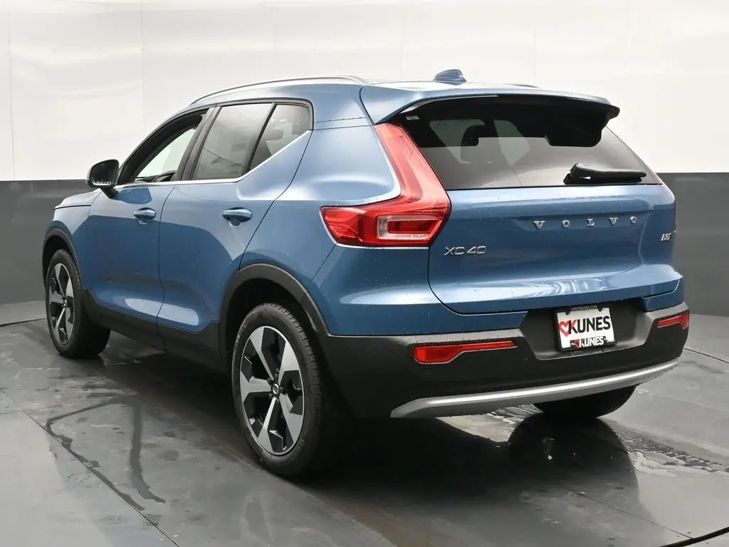 2025 Volvo - image 8