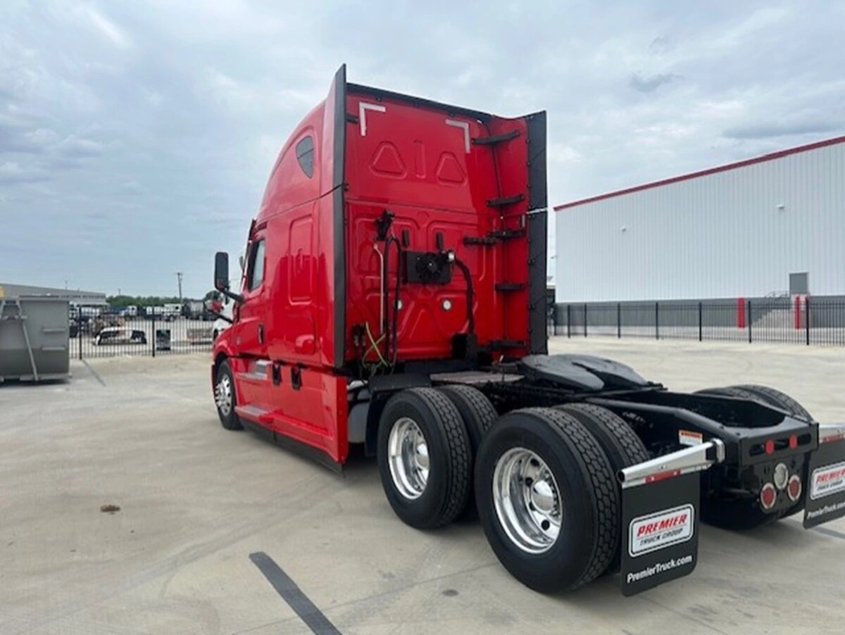 2022 Freightliner Cascadia — photo 3