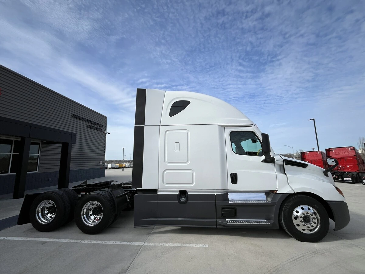 2024 Freightliner Cascadia - image 2
