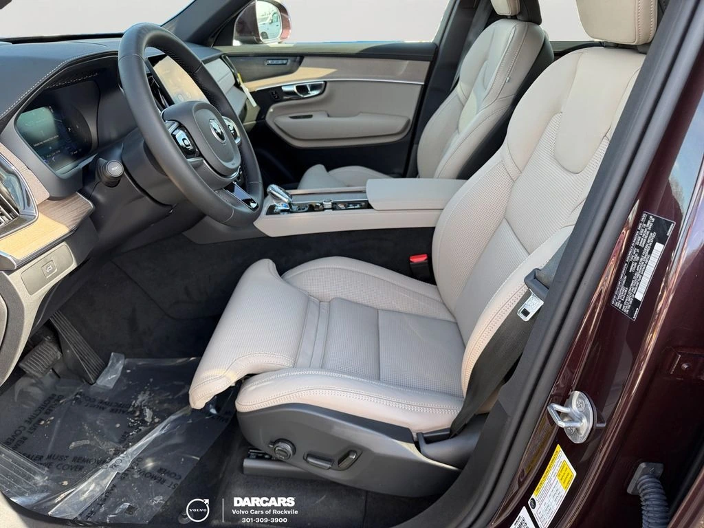 2025 Volvo - image 16