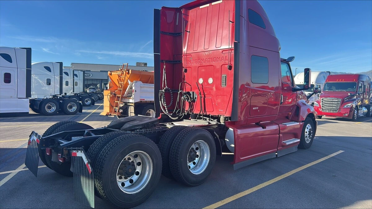 2022 International LT — photo 3