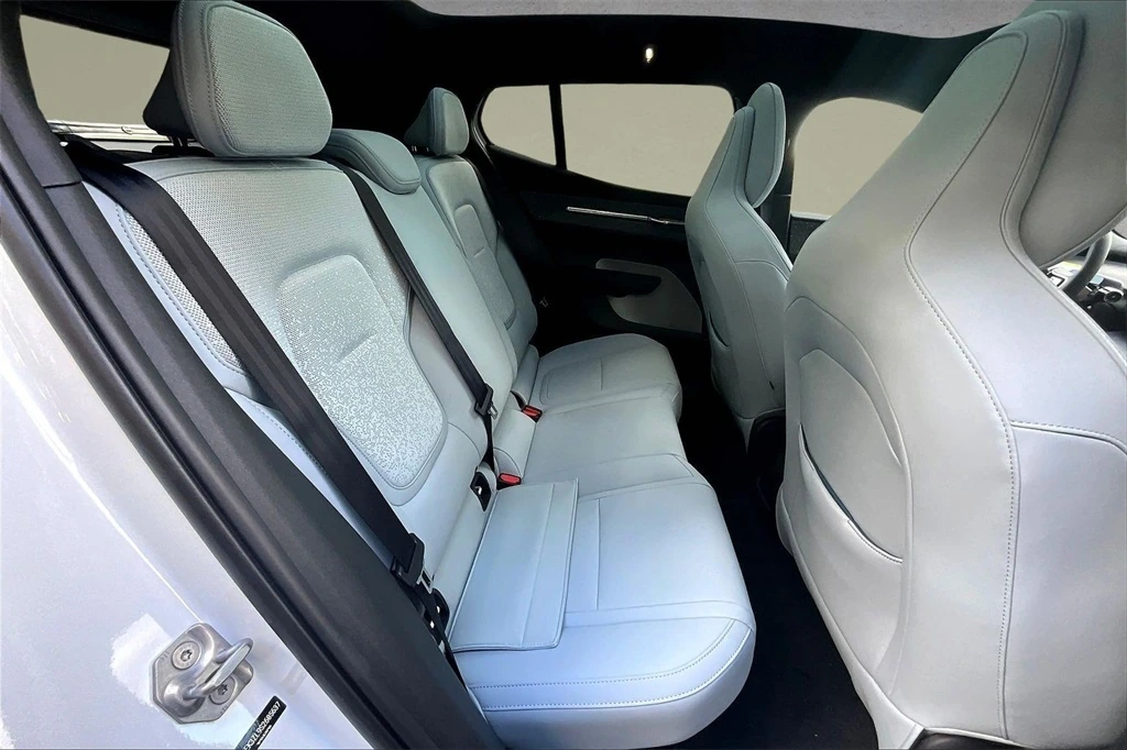 2025 Volvo - image 10