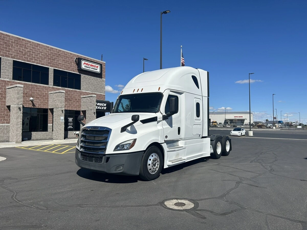 2022 Freightliner Cascadia - image 1