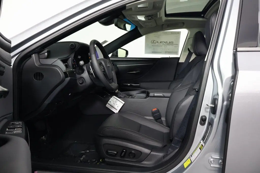 2025 Lexus ES 300h photo 5