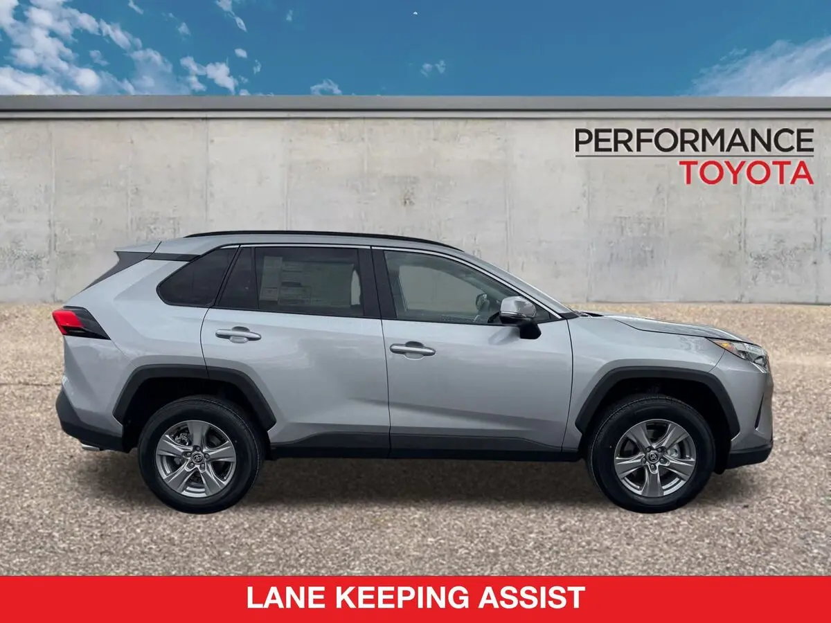 2025 Toyota RAV4 XLE photo 4