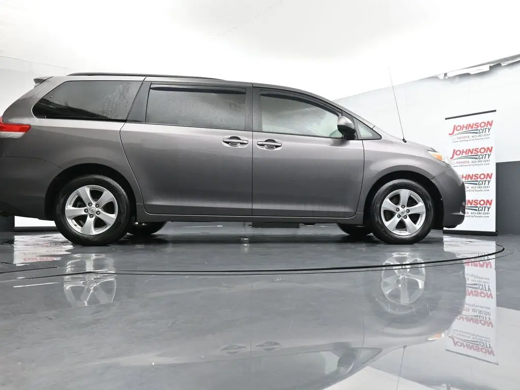 2014 Toyota Sienna LE photo 45
