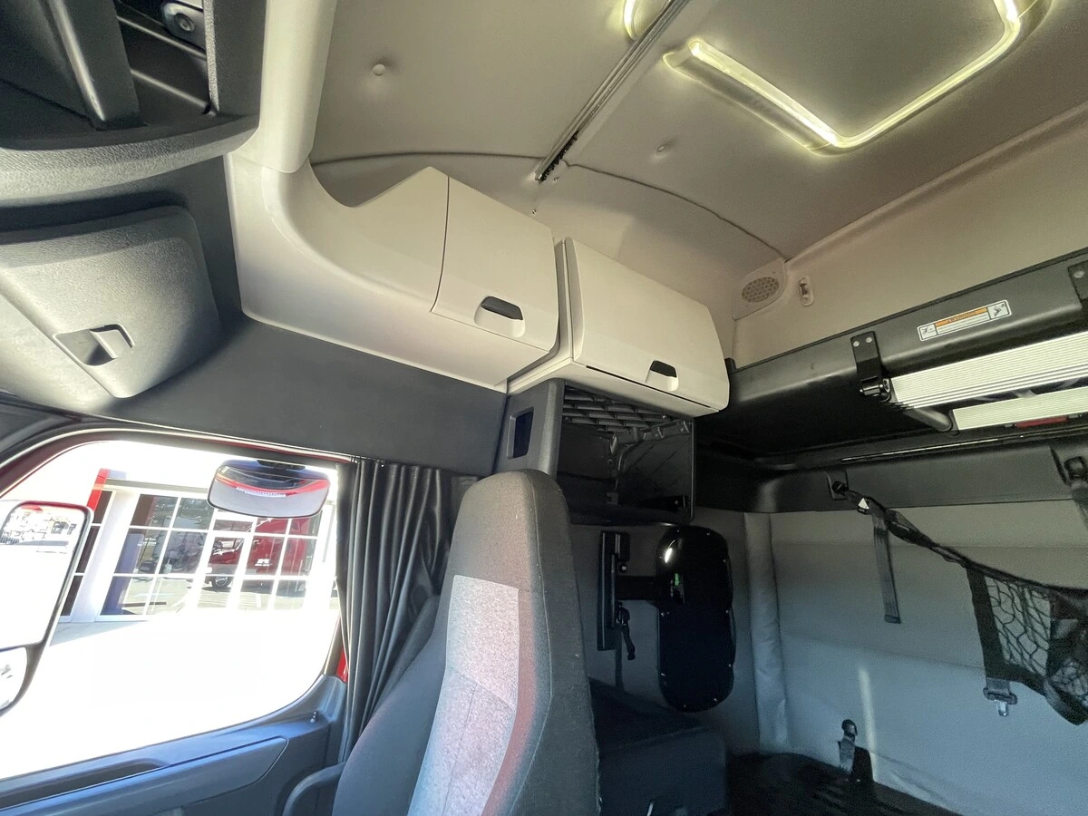 2021 Freightliner Cascadia - image 30