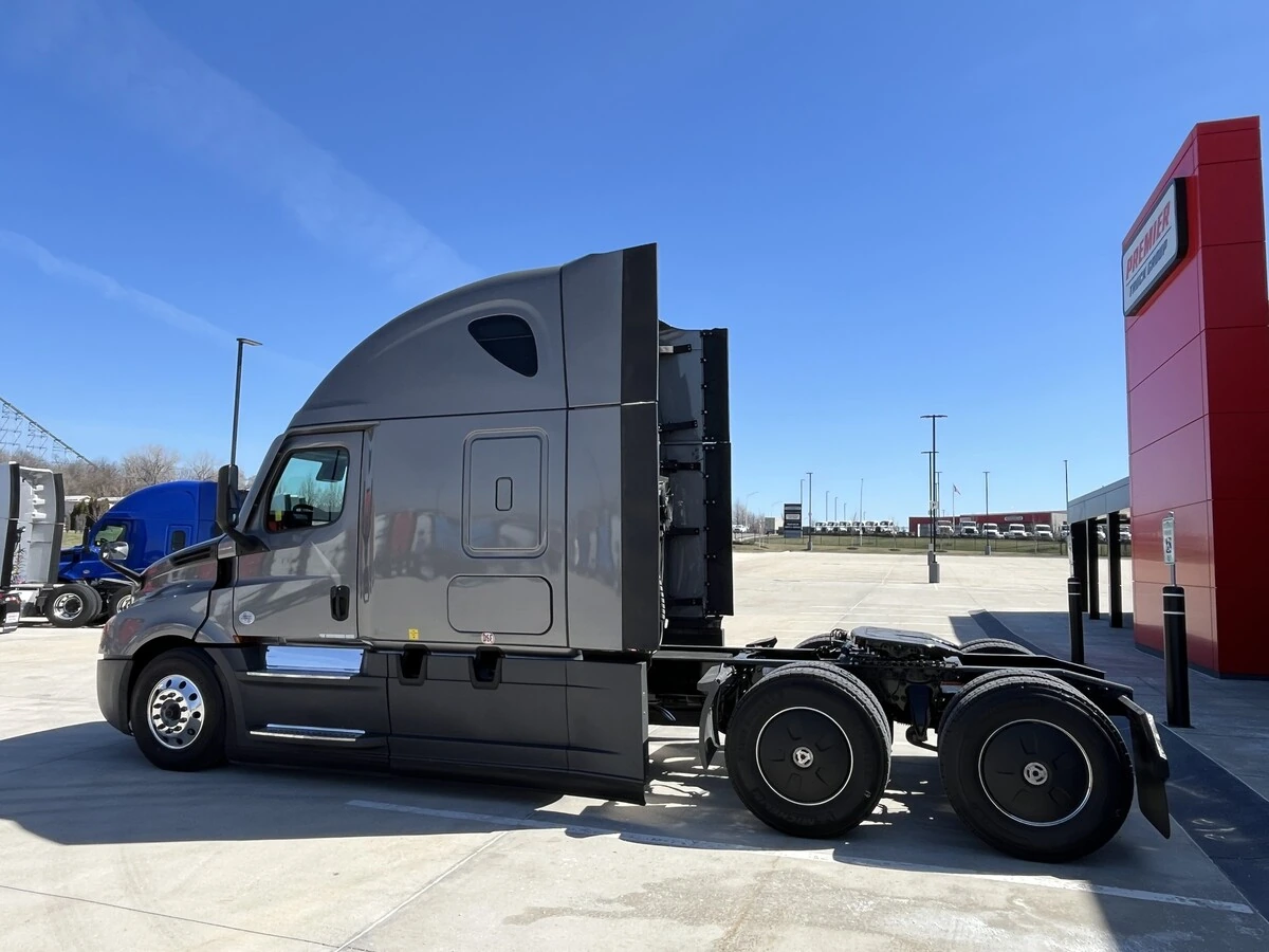 2022 Freightliner Cascadia - image 2