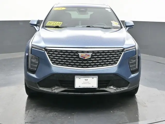2025 Cadillac XT4 Premium Luxury photo 3