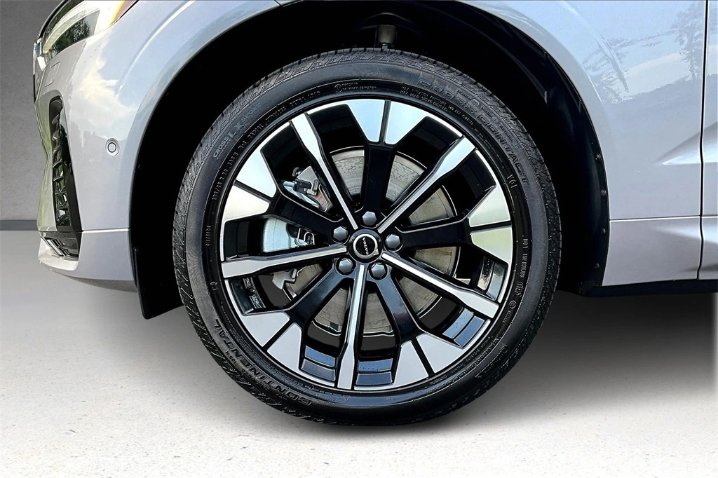 2026 Volvo - image 13