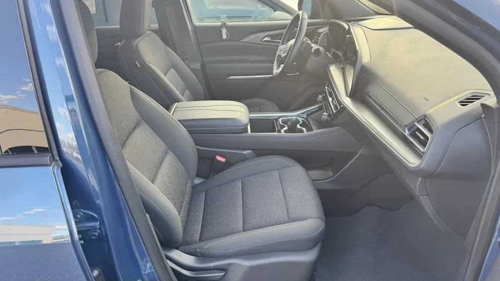 2025 Chevrolet Traverse 1LT photo 3